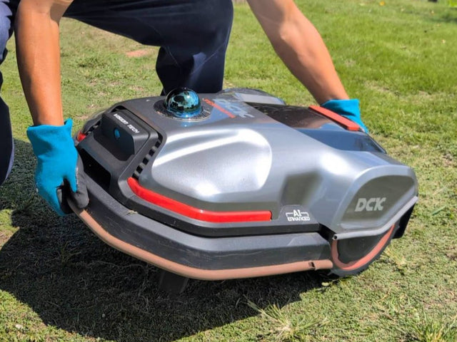 ロボット芝刈り機を設置する様子